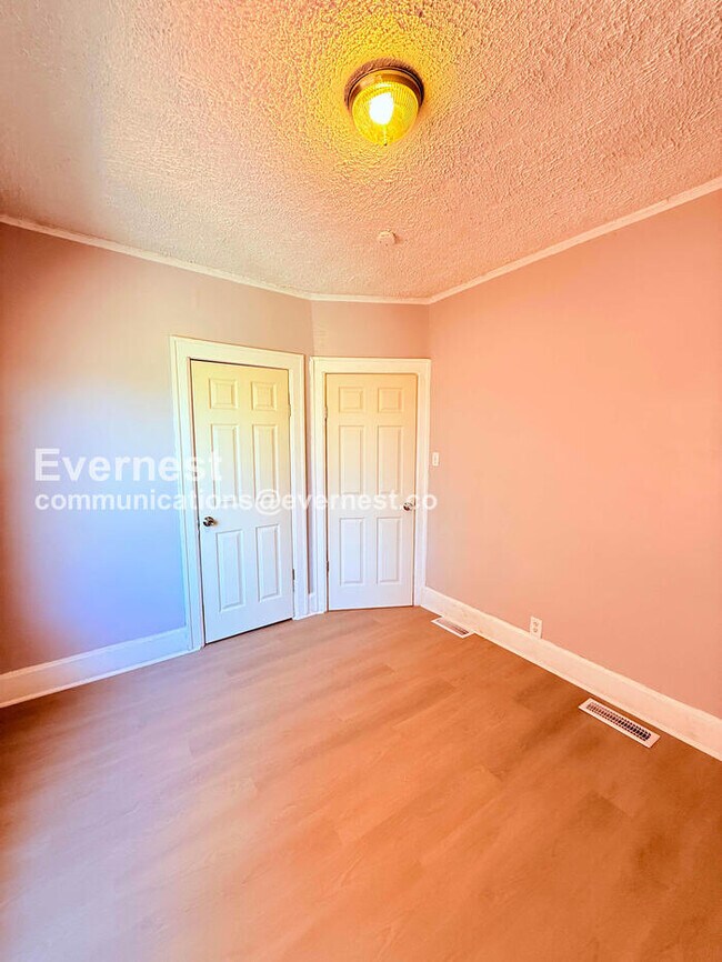 Building Photo - 2302 Hazelwood St