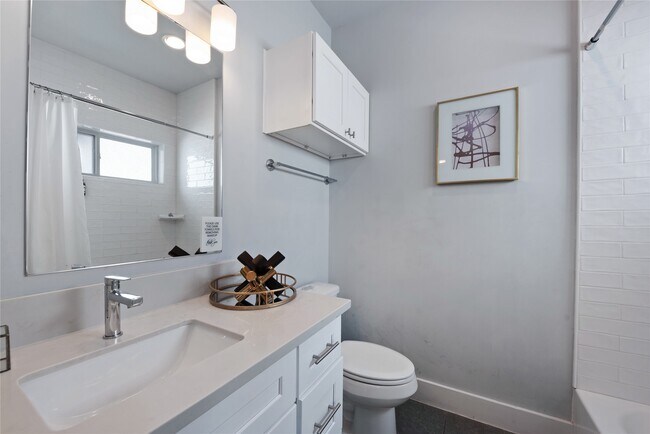 Building Photo - 3365 Daphne St