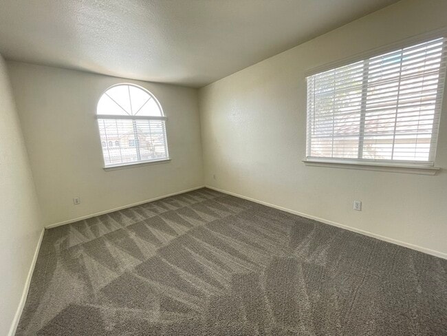 Building Photo - Carry Over Showing: This property has been...