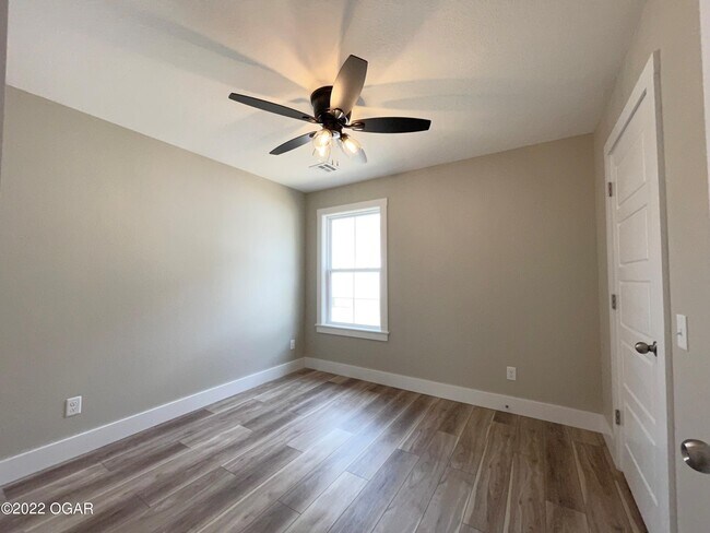 Building Photo - 1927 N St Louis Ave