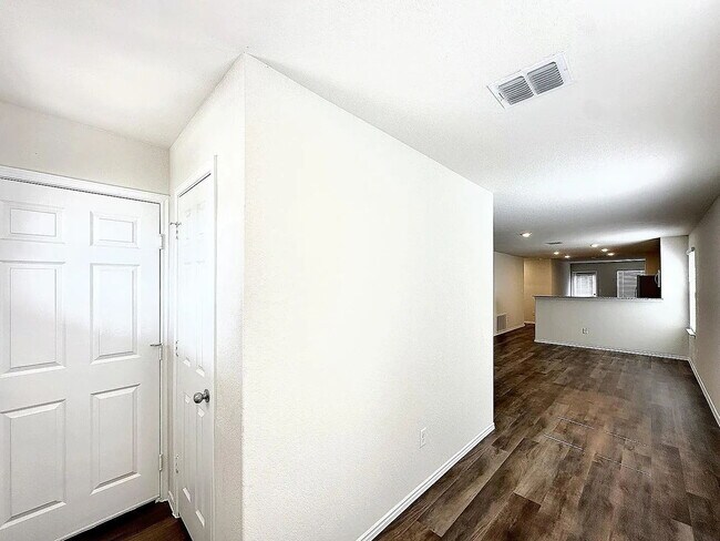 Building Photo - "Charming 3-Bed 2 bath Oasis in New Braunfels