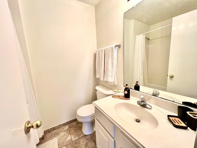 Building Photo - 8051 Bay Branch Dr