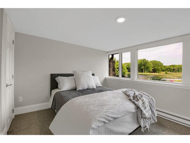 Building Photo - 3465 Deephaven Ave