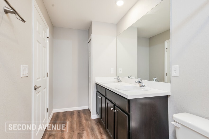 Building Photo - 1013 NE 2nd Ave