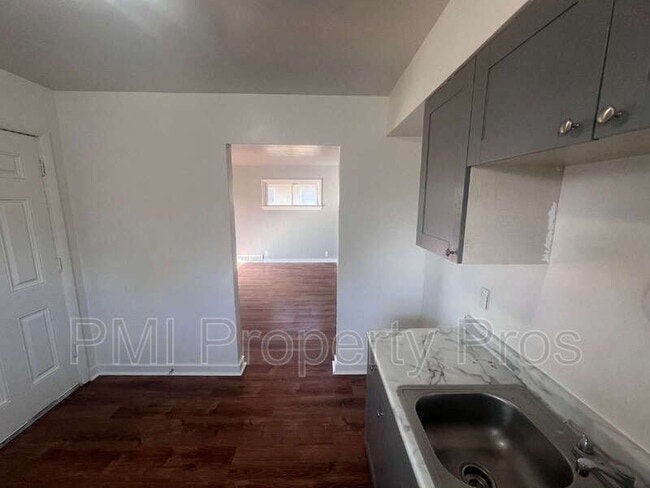 Building Photo - 5650 N 61st St