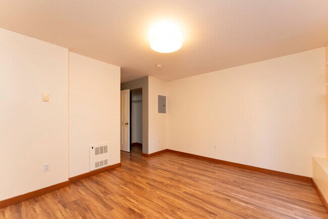 Building Photo - 3606 22nd Ave W