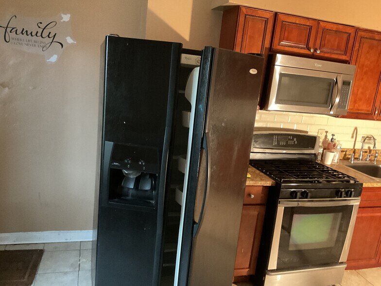 Building Photo - 944 E 103rd St