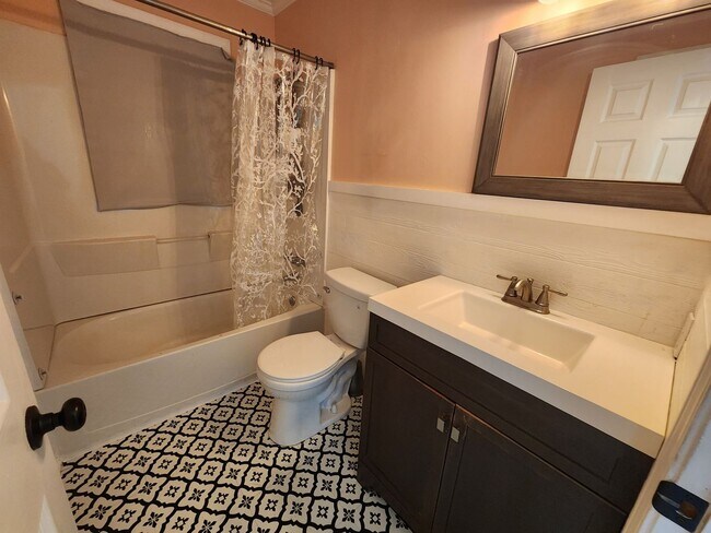 Building Photo - Remodeled home just two minutes from Spring Hill's Main Street!