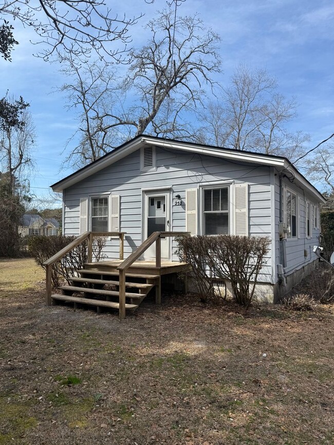 Building Photo - OLEANDER DRIVE - MINUTES TO WRIGHTSVILLE B...