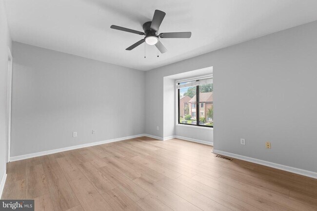 Building Photo - 2813 Cambridge Dr