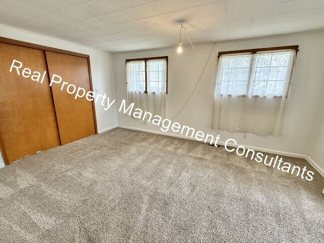 Building Photo - Quaint Home with Lots of Space
