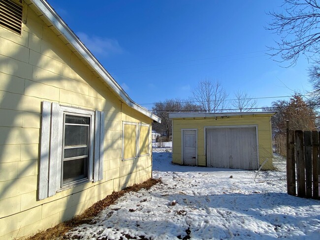 Building Photo - Charming 1-Bed Home with Garage