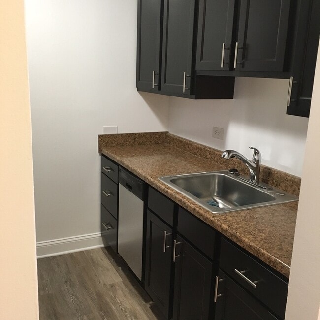 Building Photo - 541 W Oakdale Ave