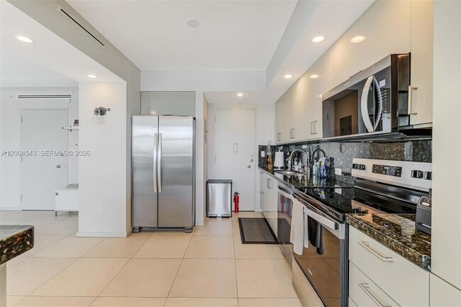 Building Photo - 5055 Collins Ave