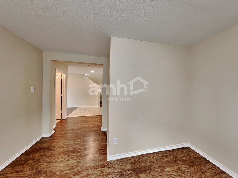 Building Photo - 523 Cormorant