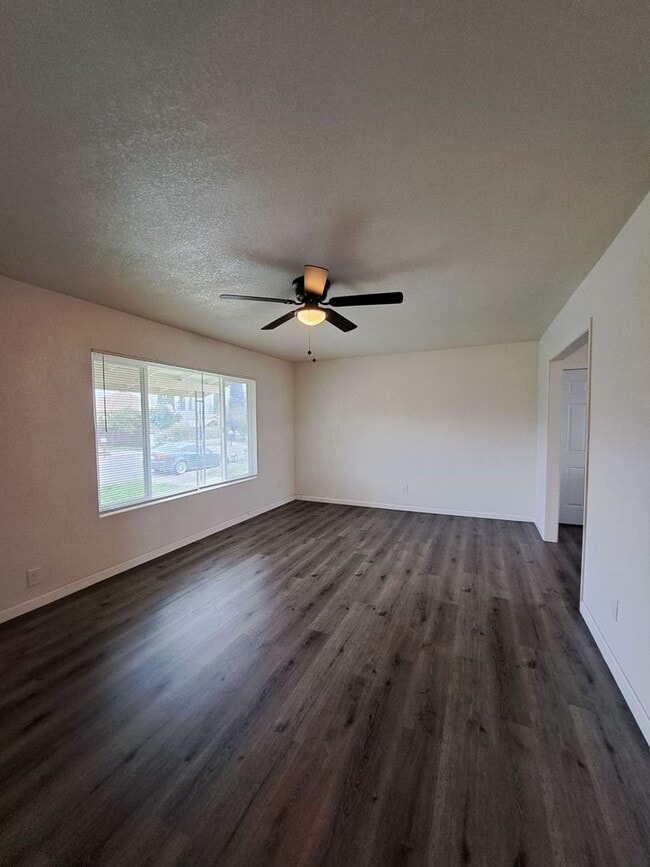 Building Photo - Single Level 3-Bedroom Home in Madera!
