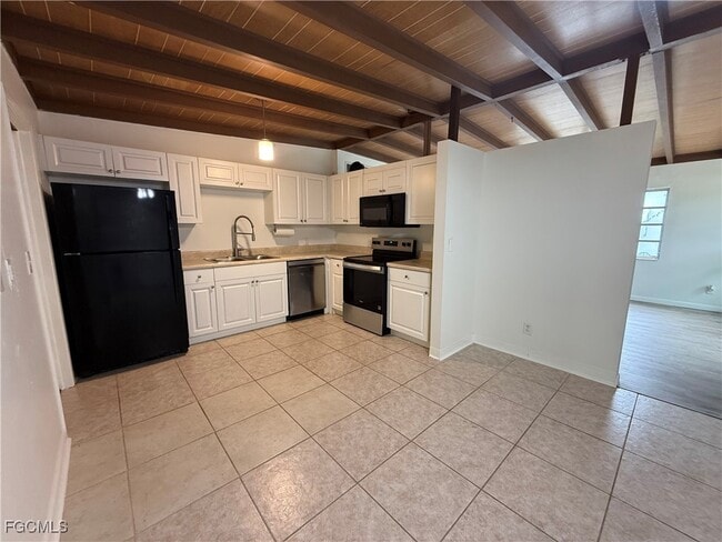 Building Photo - 1840 Maple Ave