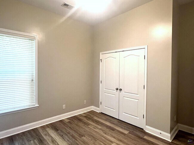 Building Photo - 760 Ivy Brook Way