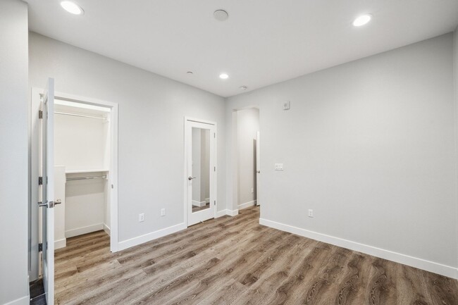 Building Photo - 3 Bedroom Townhome in Oakland