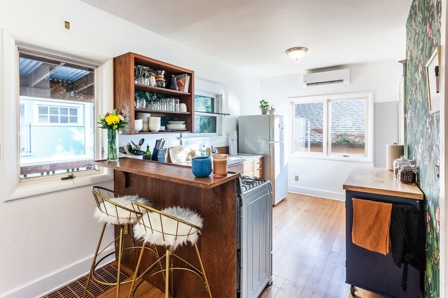 Building Photo - 1322 NE Skidmore St