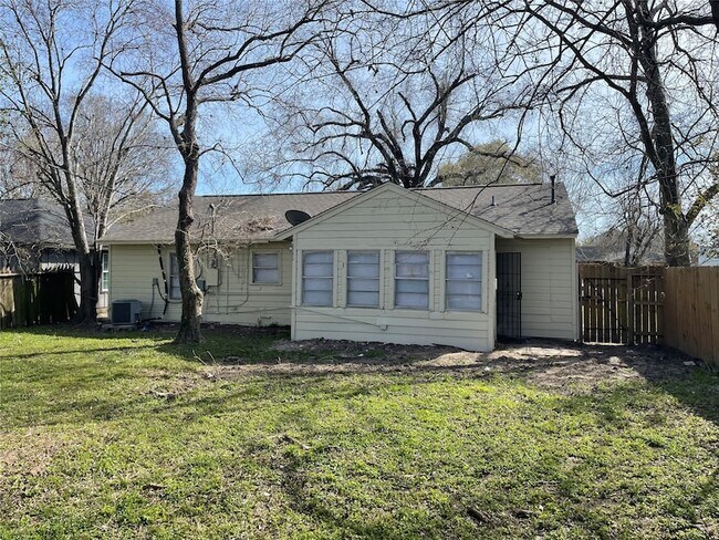 Building Photo - 6139 Belcrest St