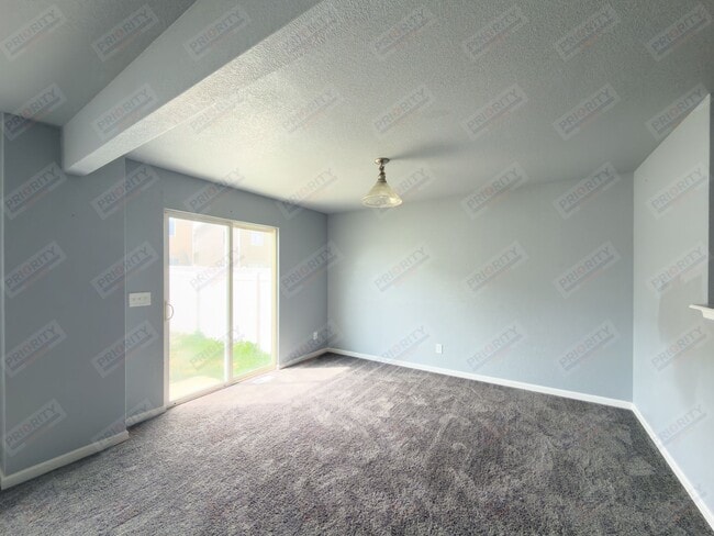 Building Photo - 3 bed, 2.5 bath townhouse with a 2 car garage