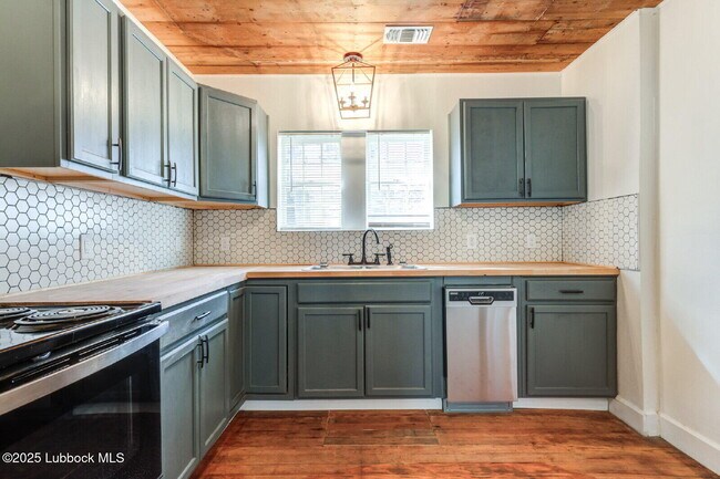 Building Photo - 1701 32nd St