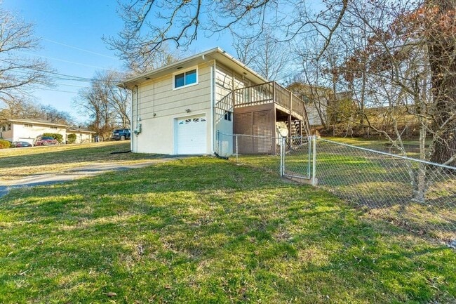 Building Photo - Amazing 3 Bed/1.5 Bath Home in the Rolling...