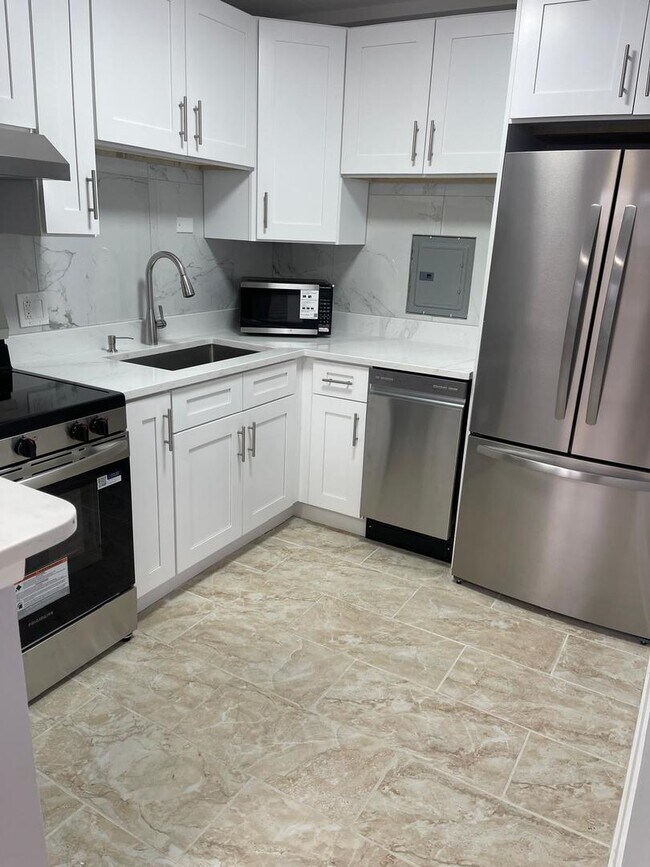 Building Photo - 6161 N Hoyne Ave