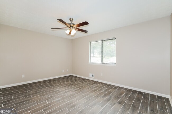 Building Photo - 3355 Luxembourg Cir