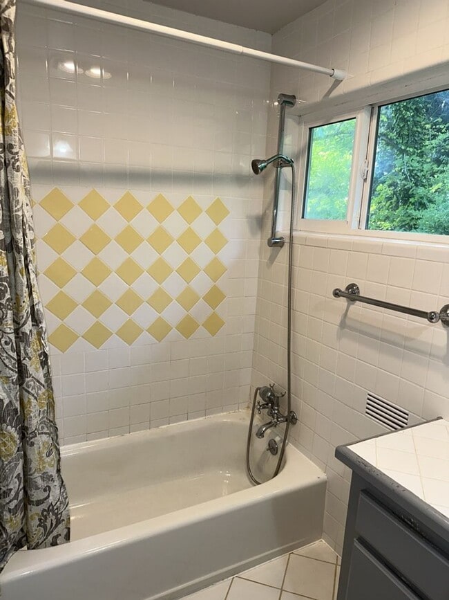 Building Photo - 2000+ sf home is in a great location, pet ...