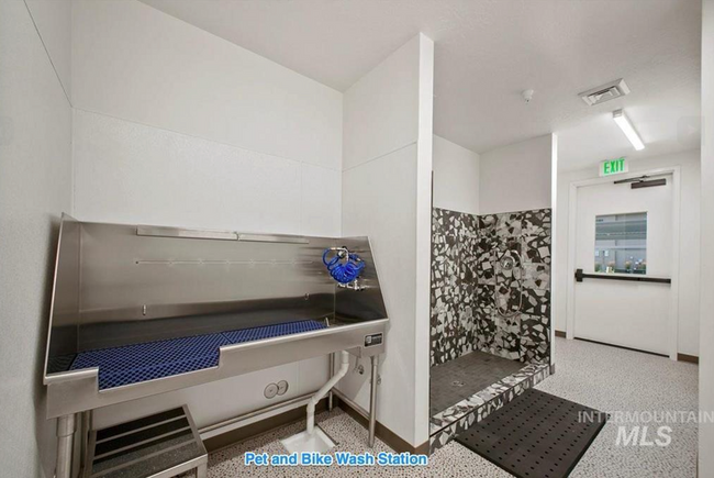 Building Photo - Stylish 1 Bed, 1 Bath Main-Level Condo in ...