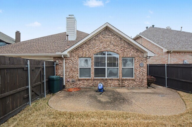 Building Photo - Welcome home to this spacious 3-bedroom, 2-bathroom property offering 2,000 square feet of comfor...