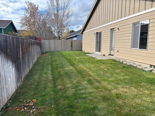 Building Photo - Bend Home with Fully Fenced Backyard and P...