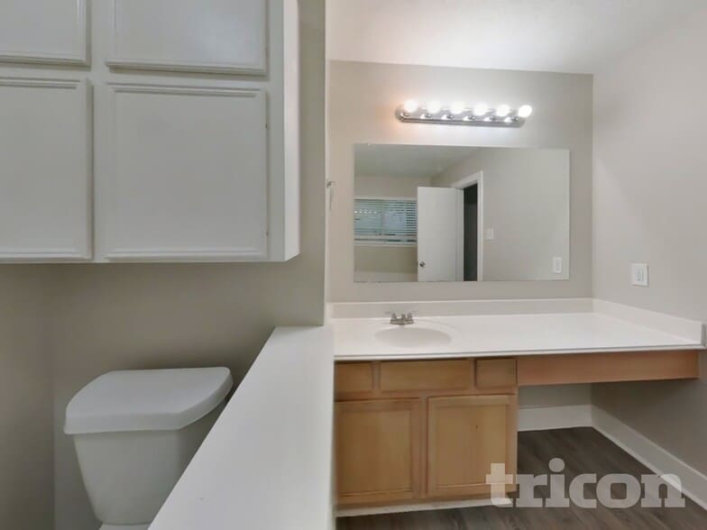 Building Photo - 18167 Woodsdale Ct