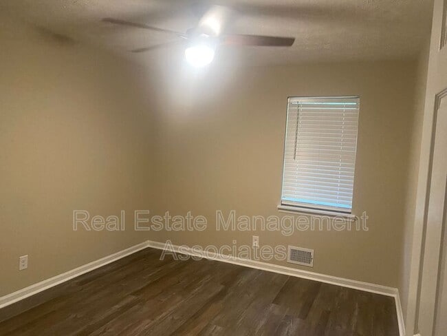 Building Photo - 102 Doves Ln