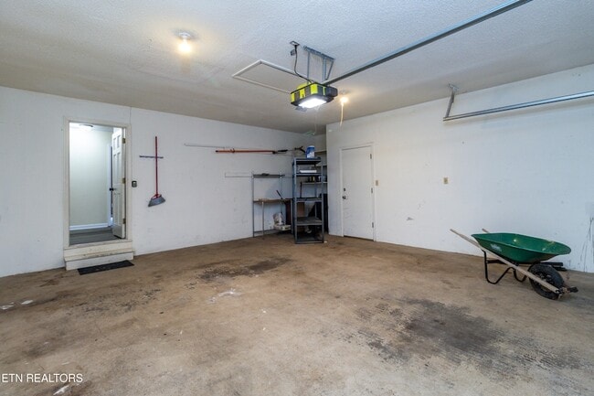 Building Photo - 1405 Wenlock Rd