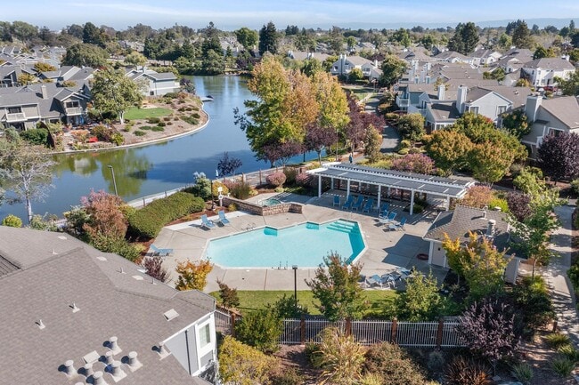 Building Photo - Spacious Alameda Brittany Bay Landing Town...