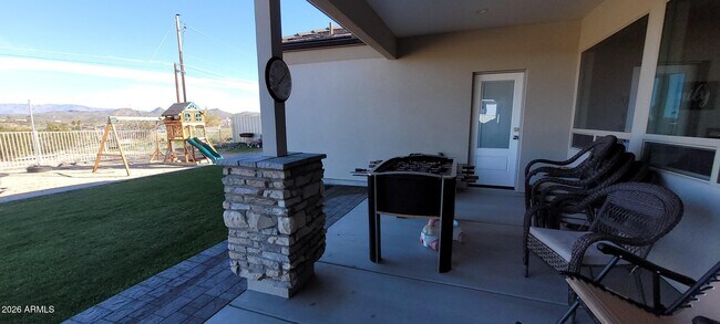 Building Photo - 900 W Hermosa Dr