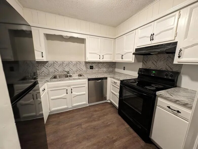 Building Photo - 9905 E 21st Pl