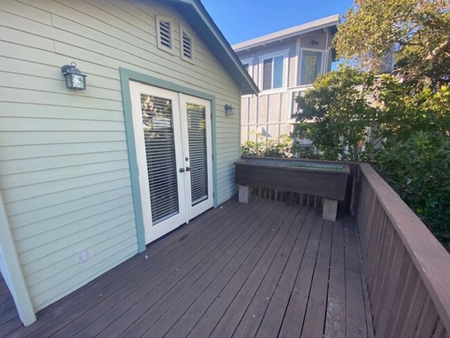 Building Photo - Cozy Monterey Home!