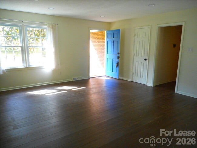 Building Photo - 733 Catawba Cir N