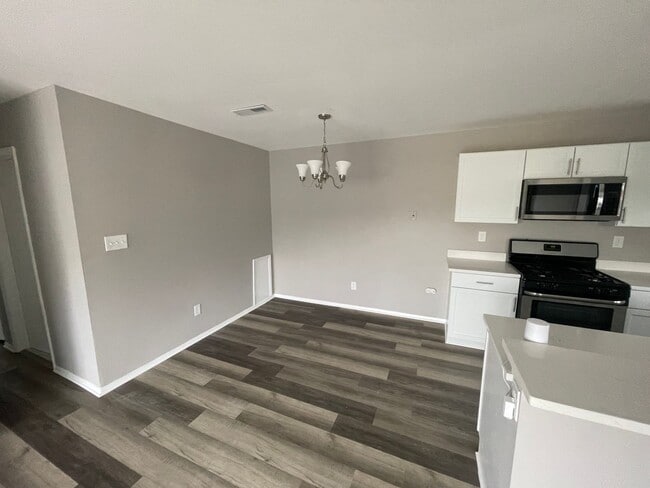 Building Photo - Renovated Condo in Edgewood with Garage!