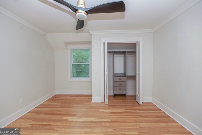 Building Photo - 2908 N Hills Dr NE