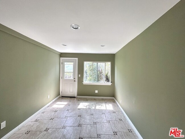 Building Photo - 621 S Highland Ave