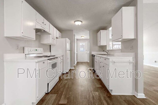 Building Photo - 3214 Old House Cir