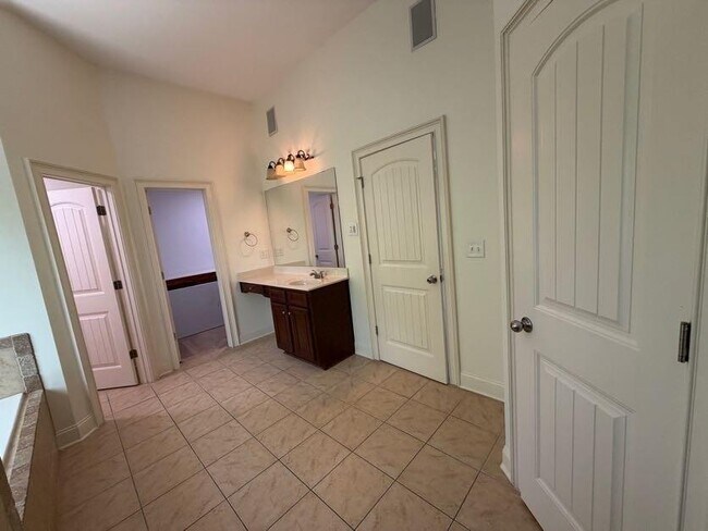 Building Photo - 4805 Carriage Bridge Ln