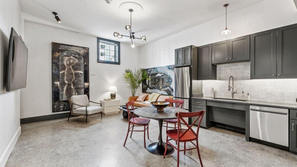 Building Photo - 310 N Rampart St