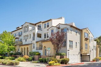 Building Photo - Gorgeous 2 Bed 2 Bath Dublin Townhome with Amenities! Centrally Located!