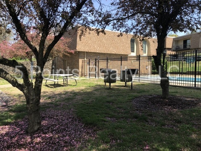 Building Photo - 420 Walton Ln